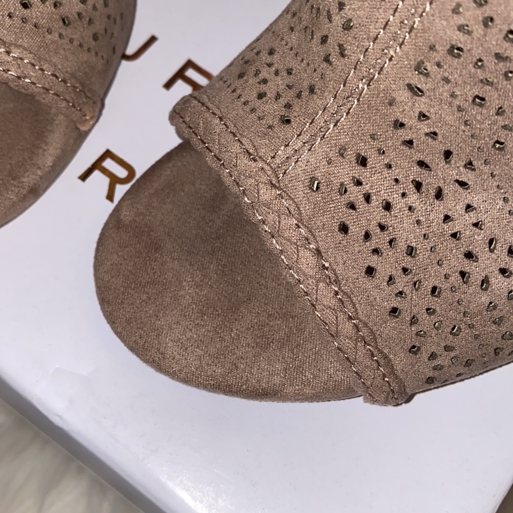Heels - Picture 5 of 8